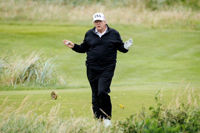 Tramp igrao golf u Škotskoj, uskoro slede sudbonosni sastanci Foto: EPA/ Tolga Akmen / EPA;