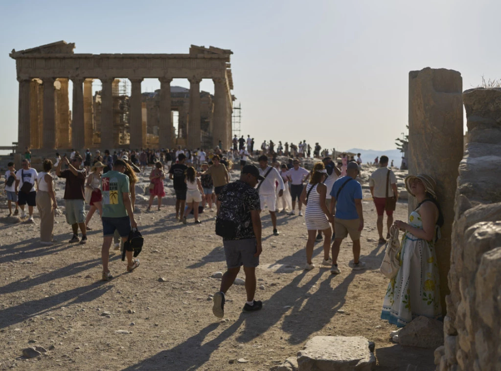 Toplotni talas u Grčkoj, zatvoren Akropolj, u okolini Soluna subjektivni osećaj 52° stepena Foto: AP Photo/Petros Giannakouris