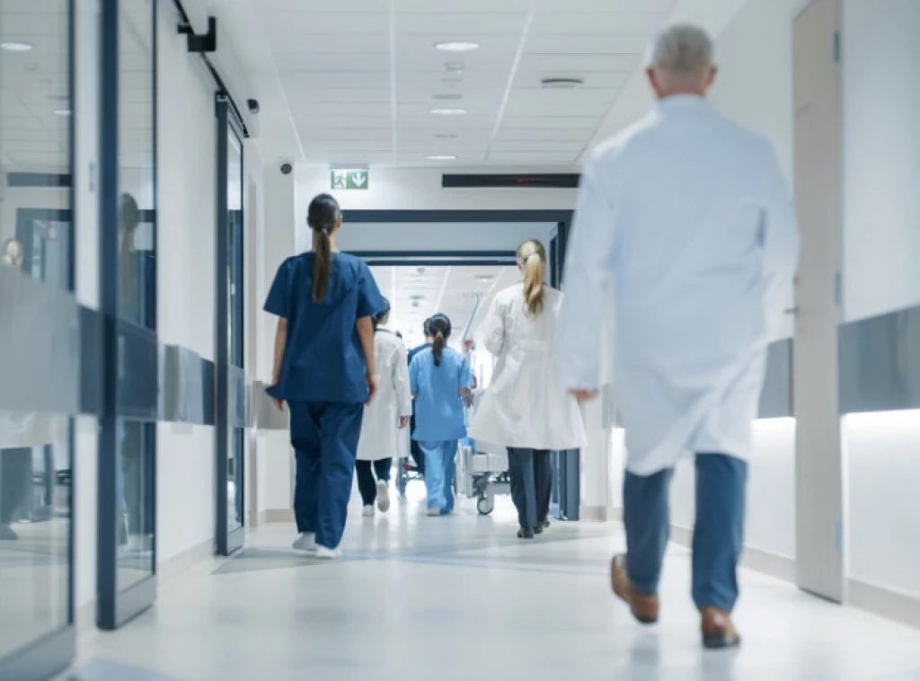 Italijanski mediji: Državljanin Srbije izgubio život u tuči u blizini Napulja Foto: shutterstock.com/Gorodenkoff, ilustracija