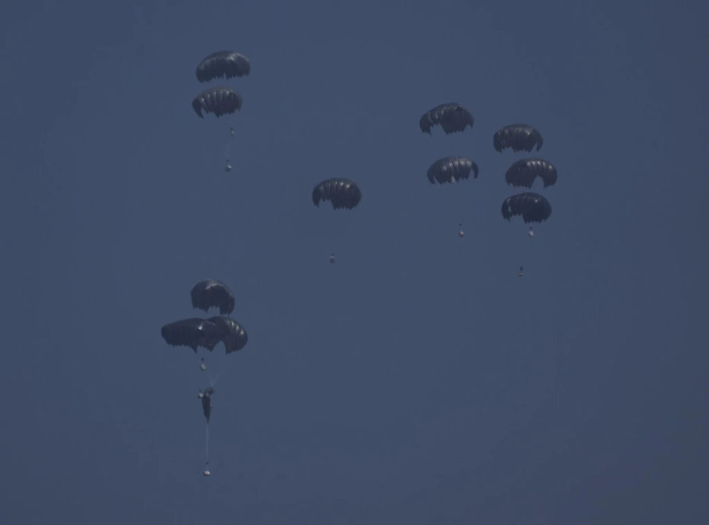 Francuska počela vazdušni transport pomoći za Gazu Foto: AP Photo/Abdel Kareem Hana