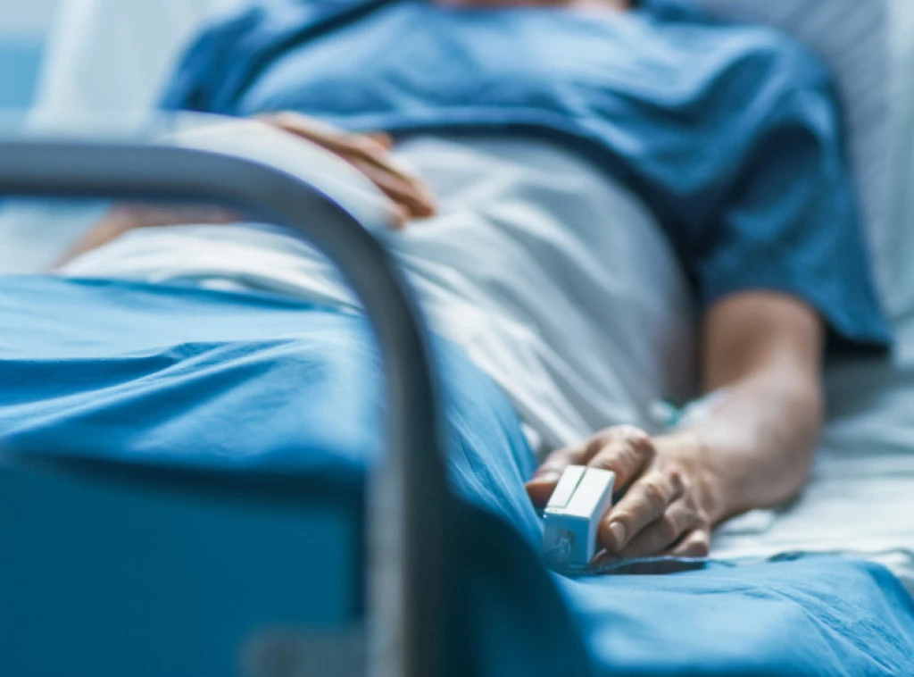 Teško povređen fudbaler usled udara groma u Loznici prebačen u Univerzitetski klinički centar Srbije Foto: shutterstock.com/Gorodenkoff, ilustracija