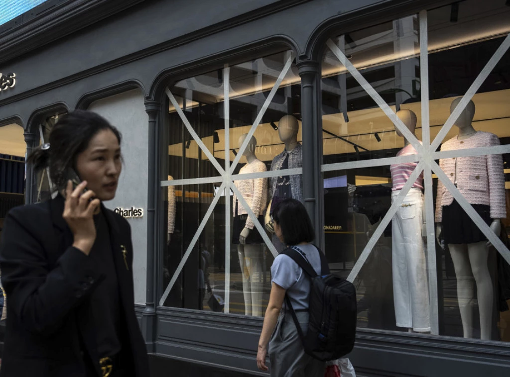 Hongkong podigao upozorenje na tajfun na nivo osam, evakuacije u Kini u toku Foto: AP Photo/Chan Long Hei