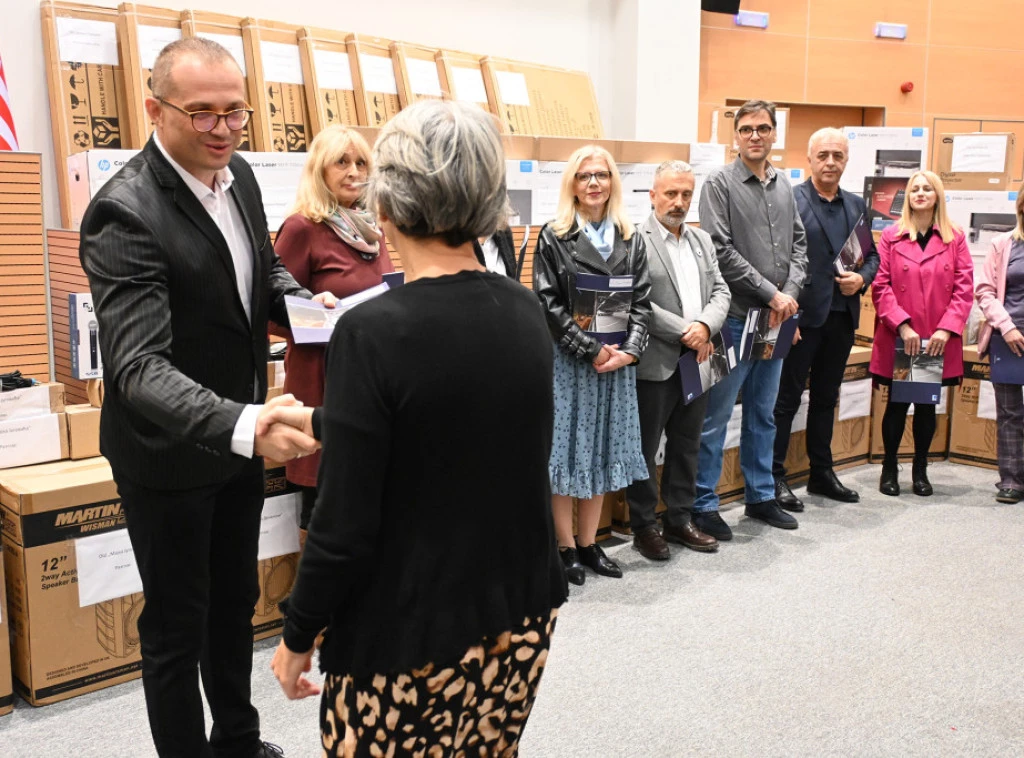 Parking servis uručio donaciju školama u akciji „Đačko parking-mesto“ Foto: TANJUG/JKP PARKING SERVIS/ IVAN ILIĆ