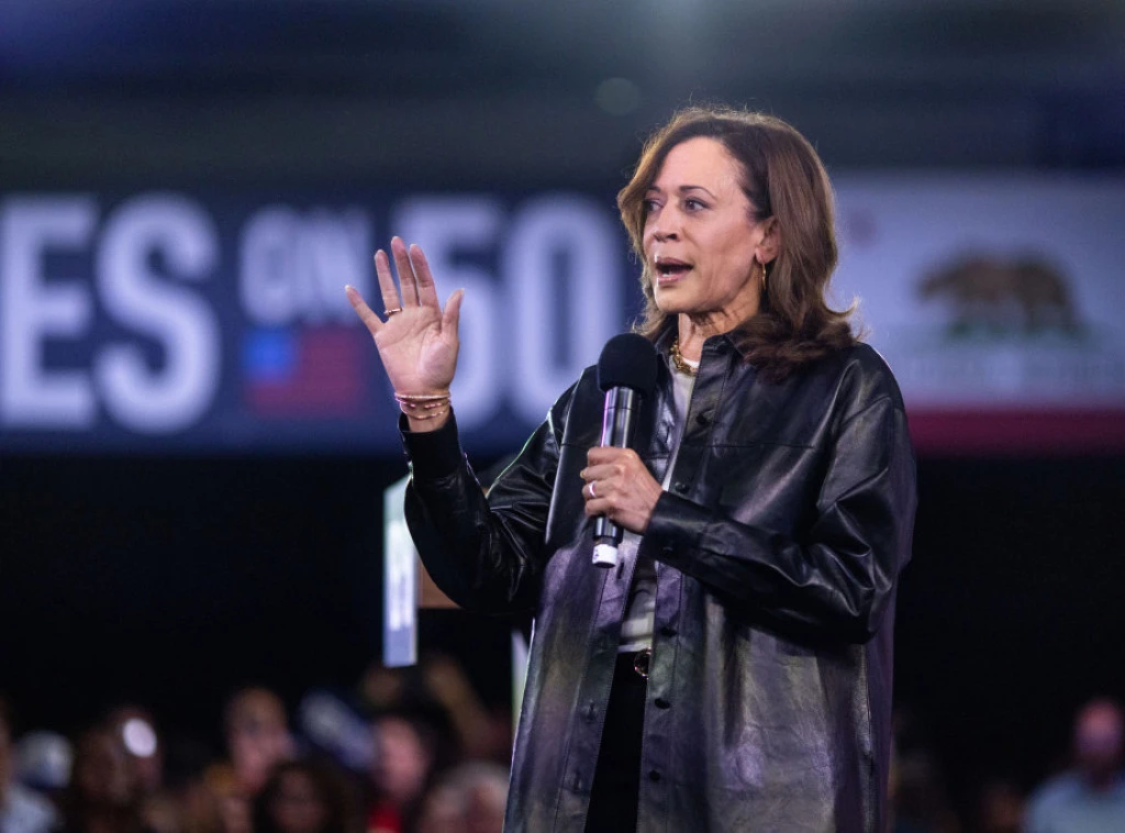 VAŠINGTON - Bivša potpredsednica Sjedinjenih Američkih Država Kamala Haris pozvala je predsednika Sjedinjenih Američkih Država (SAD) Donalda Trampa da objavi dosijee o Džefriju Epstinu, seksualnom prestupniku, optuženom za vođenje mreže maloletnih devojčica za seks. Tokom gostovanja na podkastu "The Bulwark", Haris je vikanjem zahtevala da Tramp preduzme akciju po pitanju Epstinovih dosijea i dodala da aktuelni predsednik SAD manupiluše američkim narodom kada kaže da ne može da objavi dosijee bez odobrenja Kongresa. "Objavite dosijee. On je predsednik Sjedinjenih Država, šef izvršne vlasti. Preduzeo je jednostrane akcije bez brige o tri ravnopravne grane vlasti u skoro svemu što je uradio, zato objavite dosijee", rekla je Haris, prenosi Foks njuz.