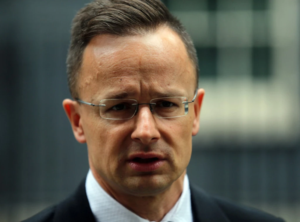 Peter Sijarto: Mađarski MOL bi mogao da preuzme deo Naftne industrije Srbije Foto: Shutterstock.com/ I T S