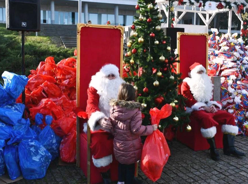 Humanitarna akcija „I ti si Deda Mraz“ donosi paketiće deci širom Srbije Foto: Ilustracija