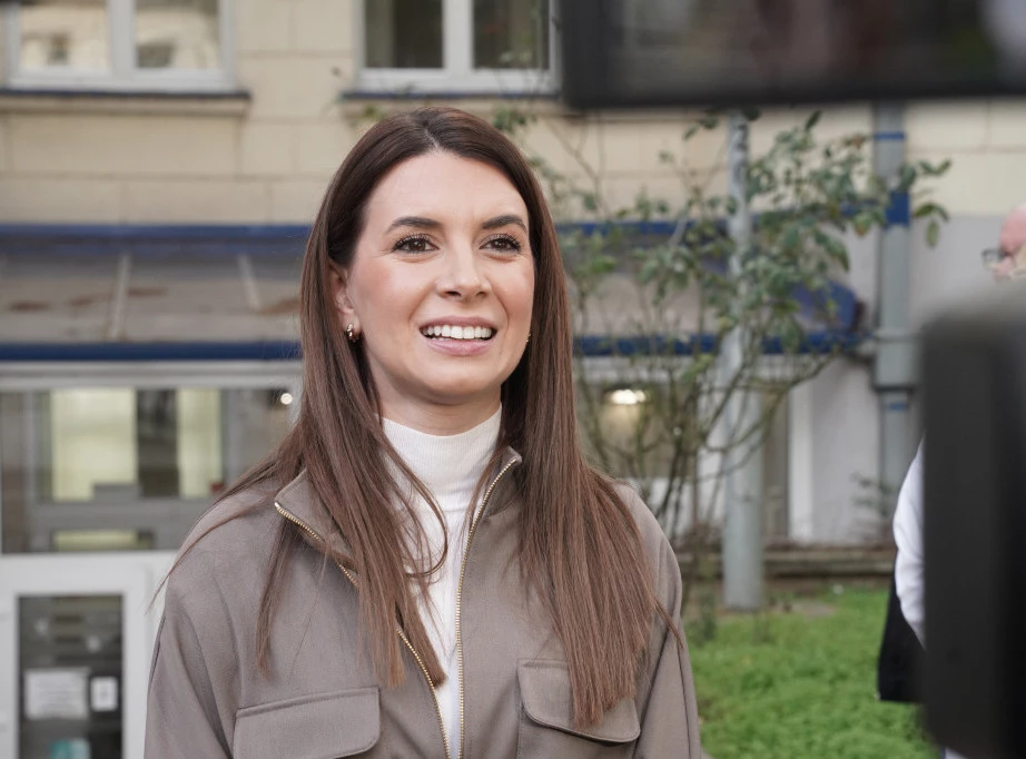 Vesna Vidović obišla prvorođene bebe i roditeljima dodelila vaučer od 300.000 dinara Foto: TANJUG/MILOŠ MILIVOJEVIĆ