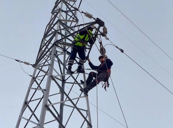 Sneg izazvao kvarove na elektromreži u zapadnoj i centralnoj Srbiji, Elektrodistribucija Srbije radi na sanaciji Foto: TANJUG/EDS