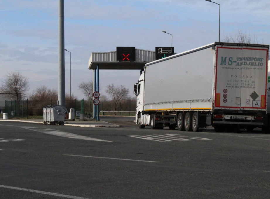 Dobri uslovi za vožnju, teretnjaci najduže čekaju na izlazu na Batrovcima – pet sati Foto: TANJUG/SAŠKA DROBNJAK