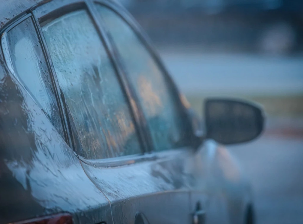 BEOGRAD - Putevi Srbije d.o.o, na osnovu Izveštaja Štaba zimske službe u 5.27 časova, saopštilo je da na putevima I, II i III prioriteta održavanja ima snega do pet centimetara na pojedinim deonicama na teritoriji Valjeva, Čačka, Ivanjice, Kruševca, Novog Pazara i Zaječara, zbog čega se preporučuje oprezna vožnja. Prilazi zimskim turističkim centrima su prohodni. Na najopterećenijim putnim pravcima I prioriteta održavanja snega do 5 cm ima na deonici II A-175, Mionica - Brežđe - Divčibare - Kaona, a kolovoz je vlažan.