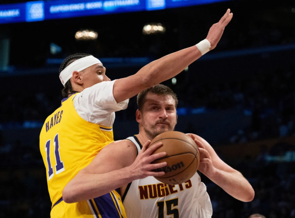 Srpski košarkaš Nikola Jokić ostvario tripl-dabl u porazu Denvera od Los Anđeles Lejkersa Foto: AP Photo/Kyusung Gong