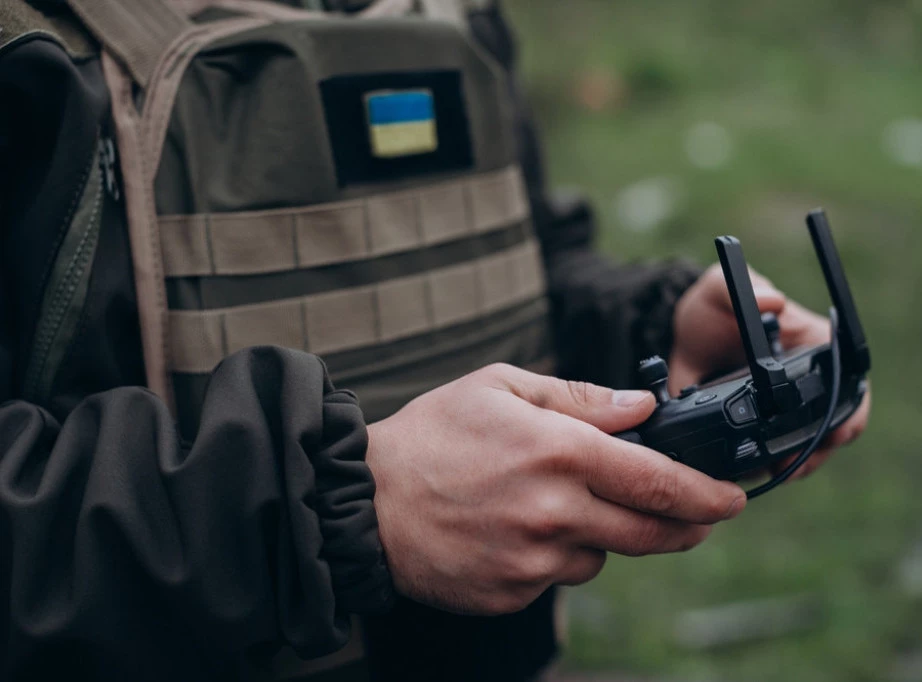 KIJEV - Ukrajina je poslala dronove presretače i tim stručnjaka za dronove da zaštite američke vojne baze u Jordanu, izjavio je ukrajinski predsednik Volodimir Zelenski. Zelenski je u intervjuu za Njujork tajms, koji je objavljen danas, rekao da su Sjedinjene Američke Države zatražile pomoć u četvrtak, i da je ukrajinski tim otputovao sledećeg dana. "Odmah smo reagovali. Rekao sam, da, naravno, poslaćemo naše stručnjake", rekao je Zelenski.